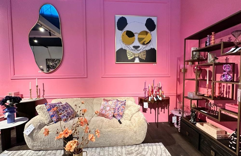 decoración con pared rosa y sofá mullido