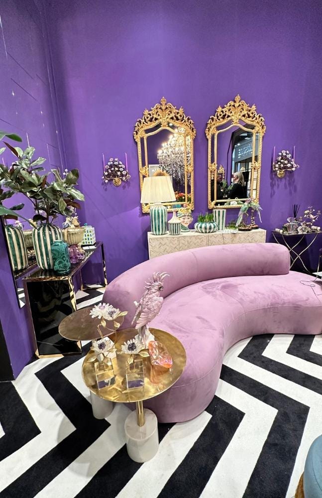 decoración morada con sofá lila y detalles dorados maison&objet