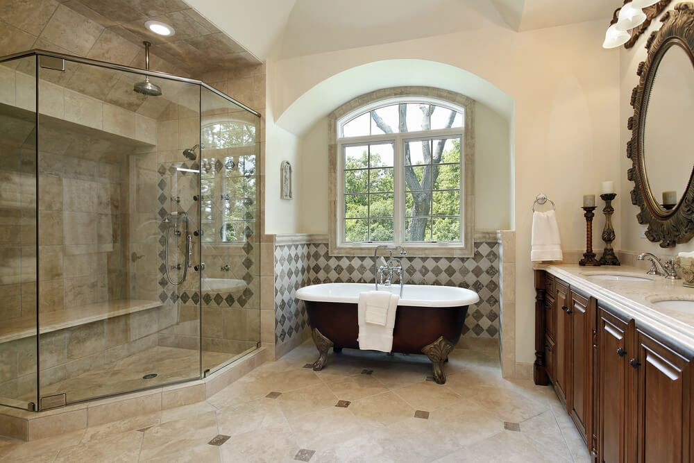 Banheiro marmorizado com nicho embutido