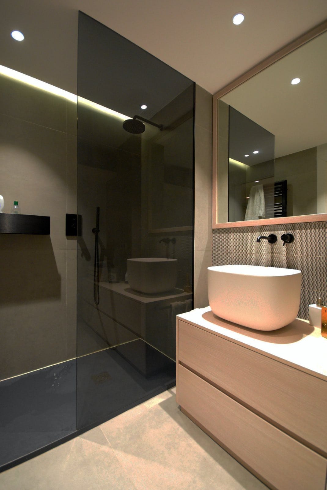 cuarto de baño pequeño con plato de ducha negro