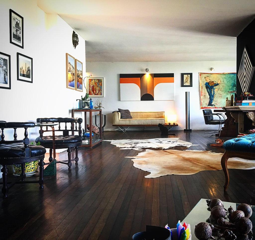 Casa Galeria: Design e Arte Personalizados por Cezar e Fábio