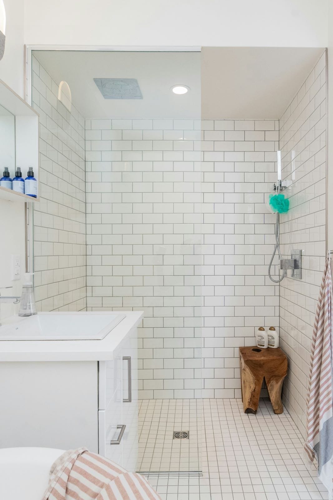 cuarto de baño pequeño con azulejos blancos modernos minimalista