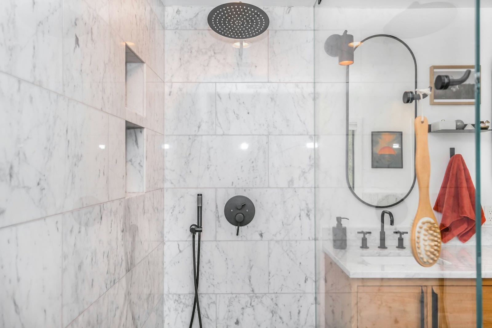 cuarto de baño pequeño moderno con ducha de mármol y grifos negros