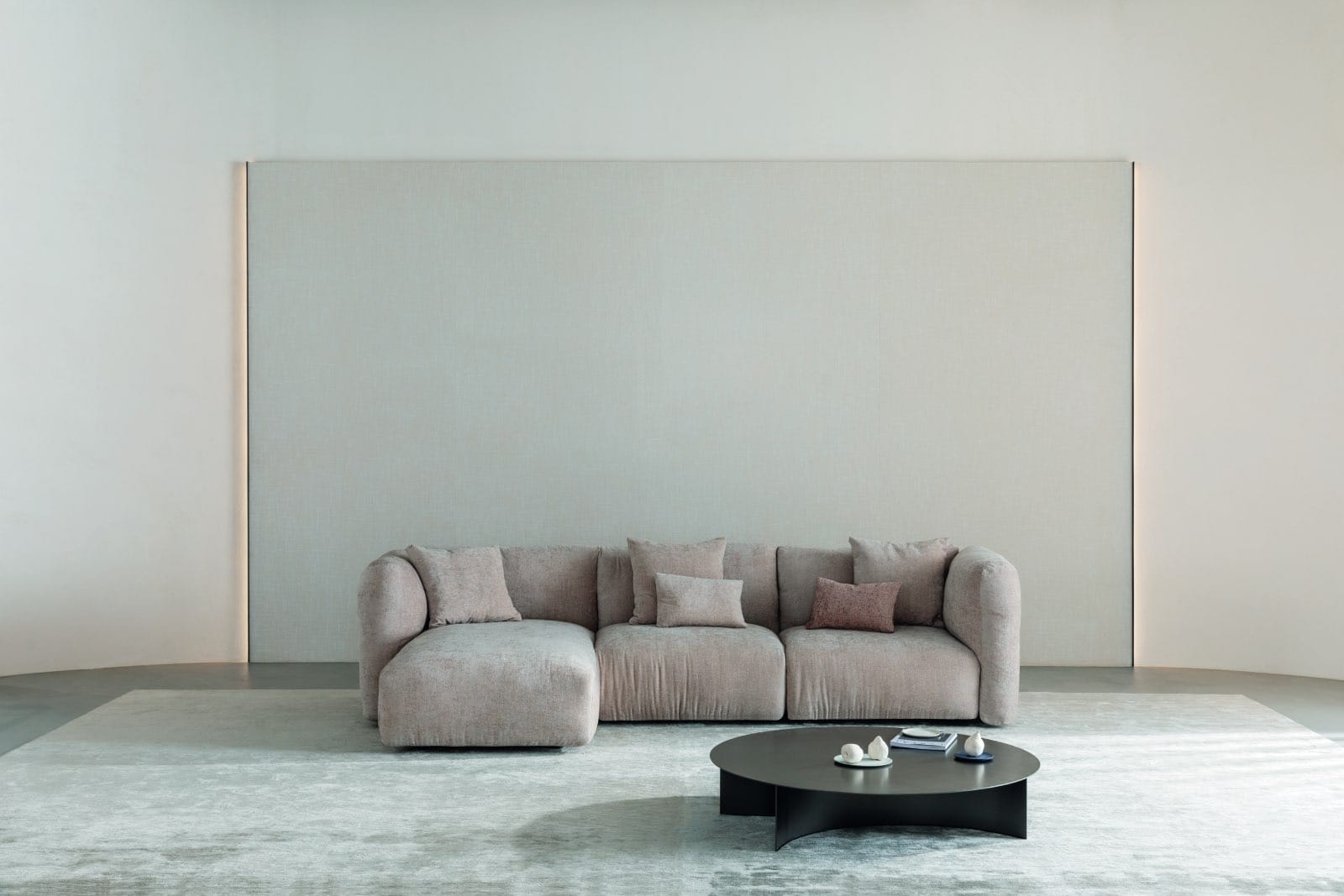 sofá modular con chaise longue de color topo moderno de lujo
