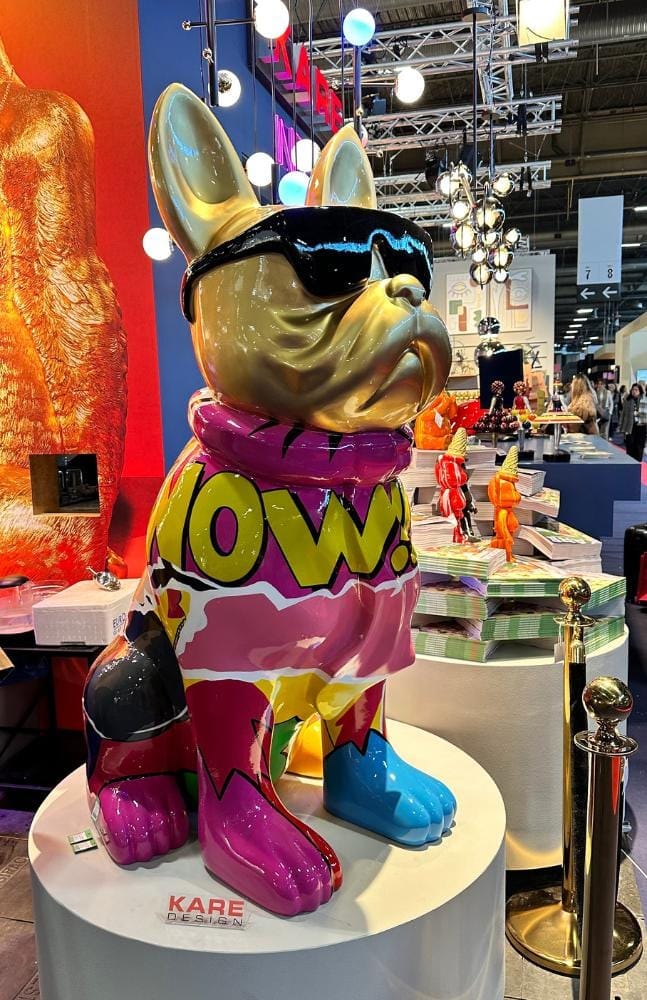 llamativa estatua de perro de colores en maison&objet, tendencias de decor 2024