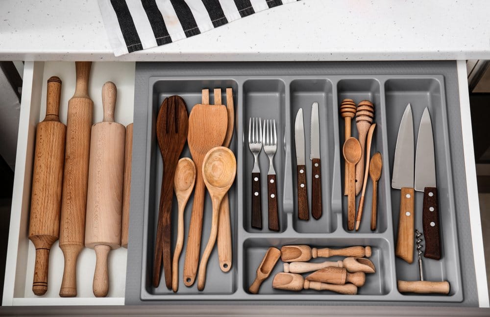 Set di utensili da cucina puliti nel cassetto
