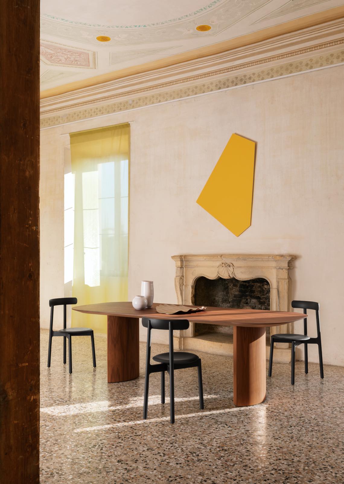 столовая с камином, лепниной на потолке и желтой картиной