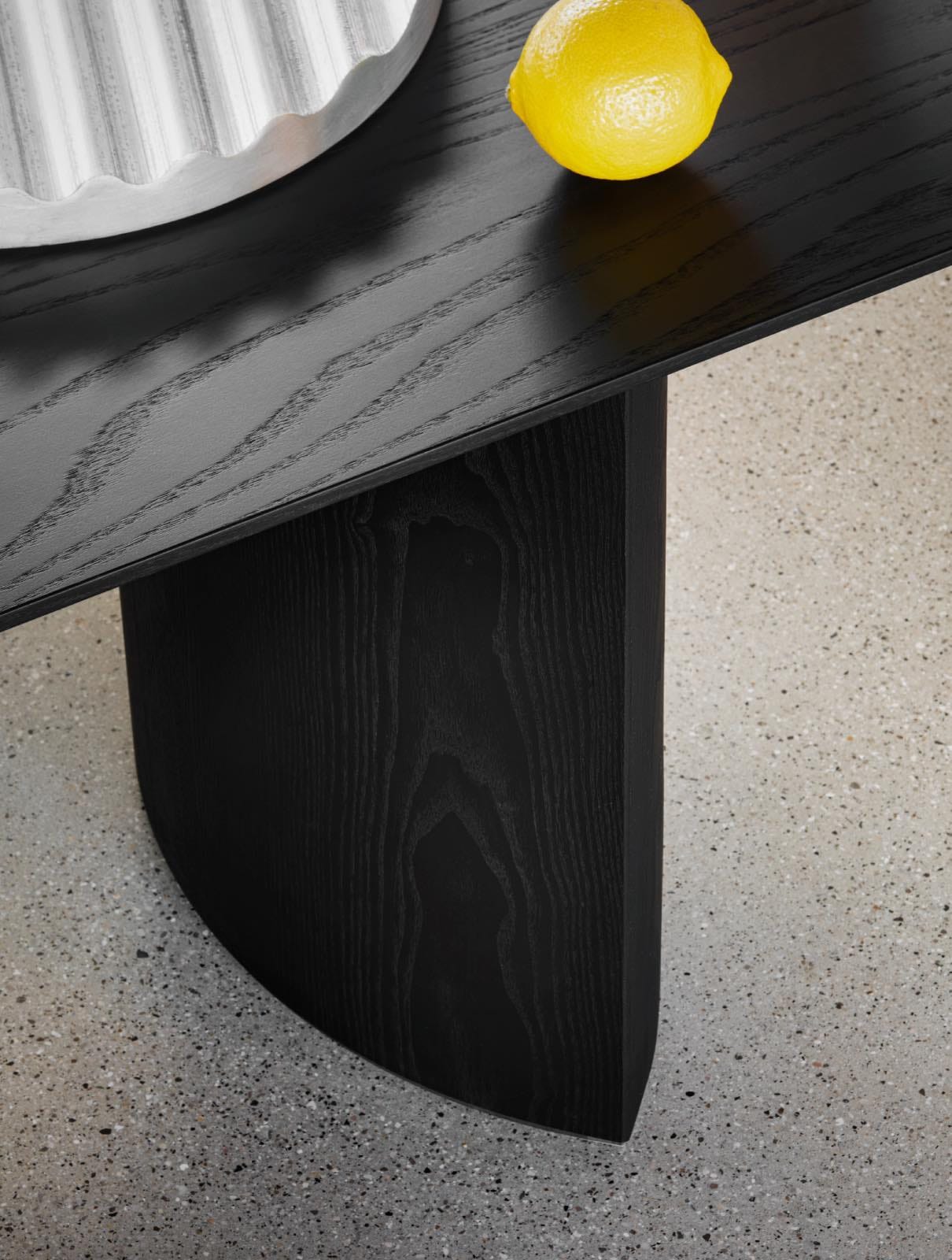 detalle de mesa de comedor negra de diseño de miniforms
