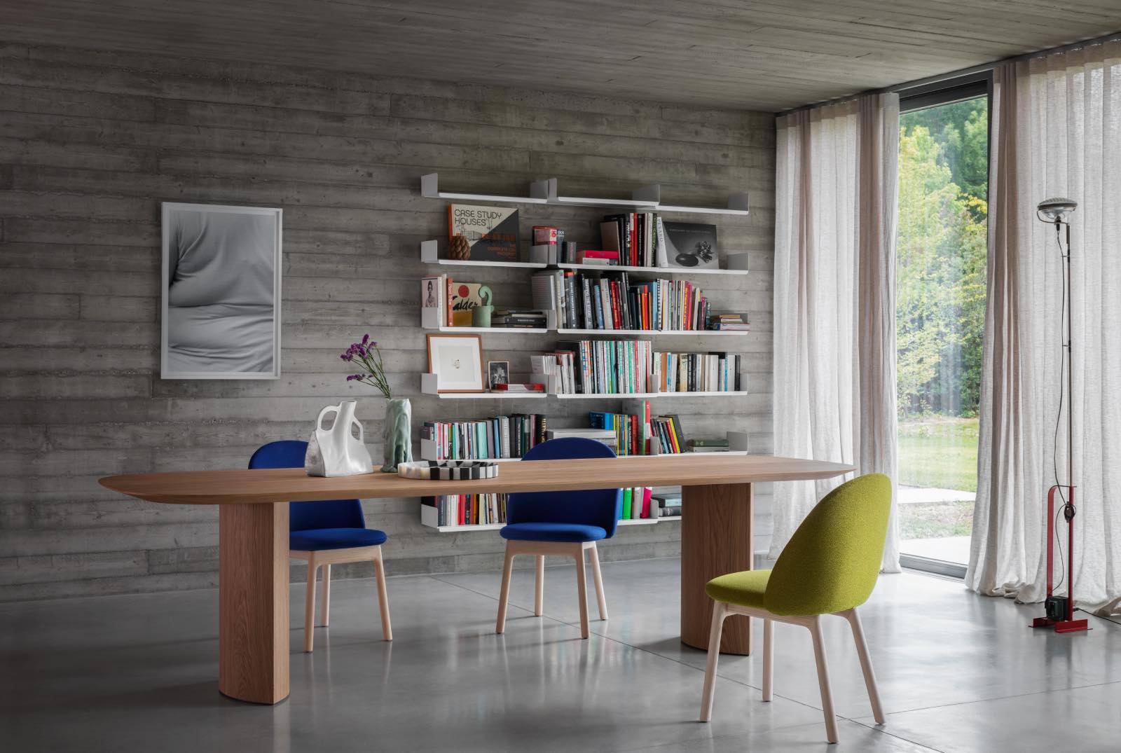 Comedor con muebles de diseño y sillas de colores de Molteni&C