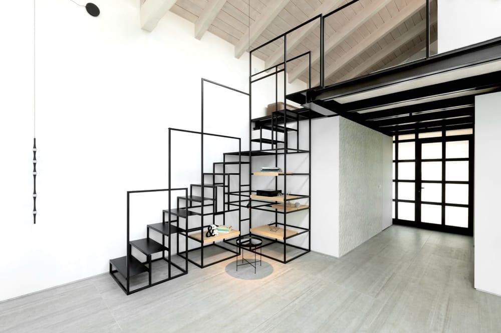 loft com mezanino e escadas de metal preto