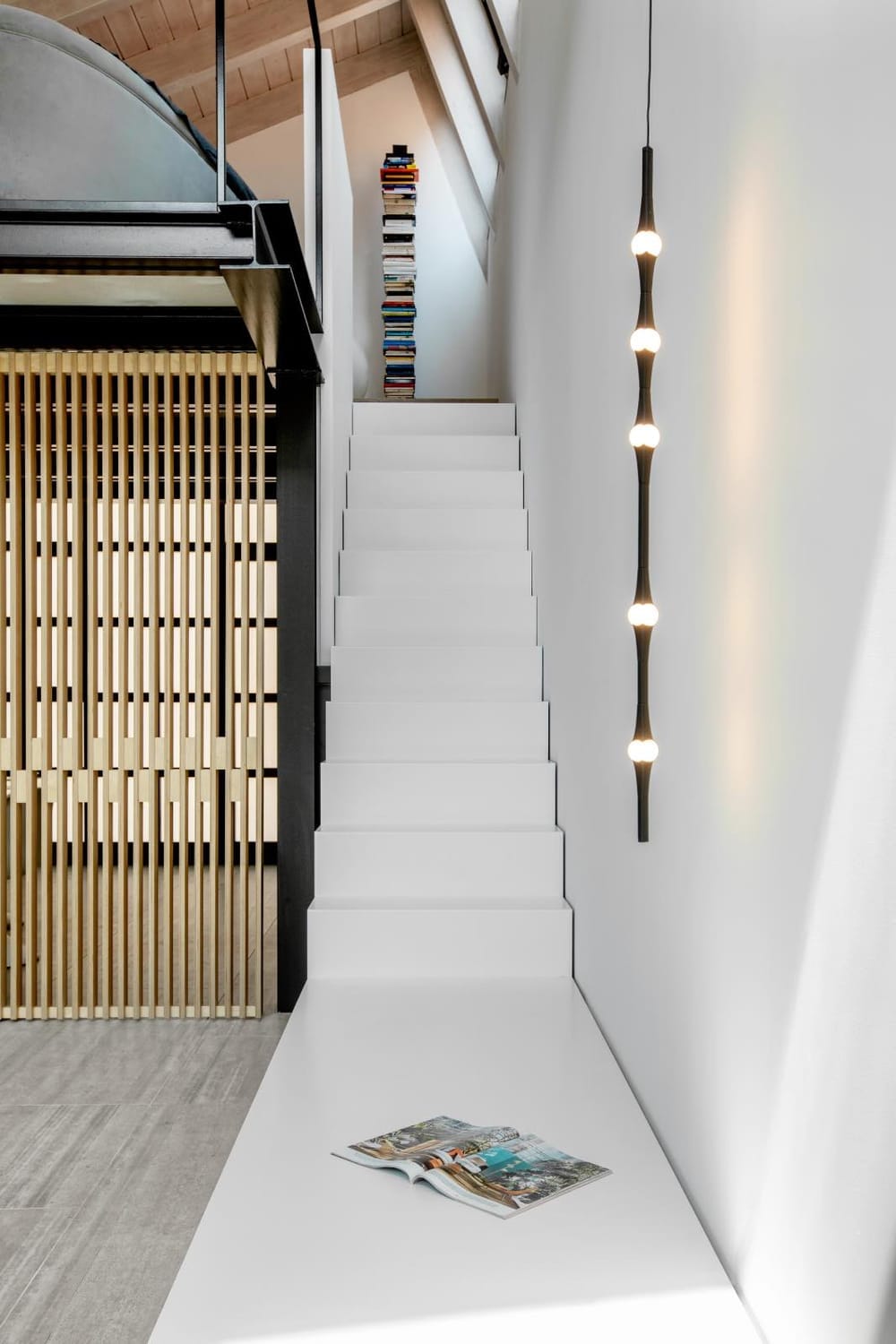 escadas minimalistas brancas em loft industrial moderno