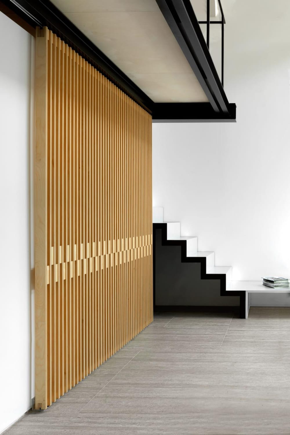 detalhe de escadas e porta de madeira em loft industrial moderno