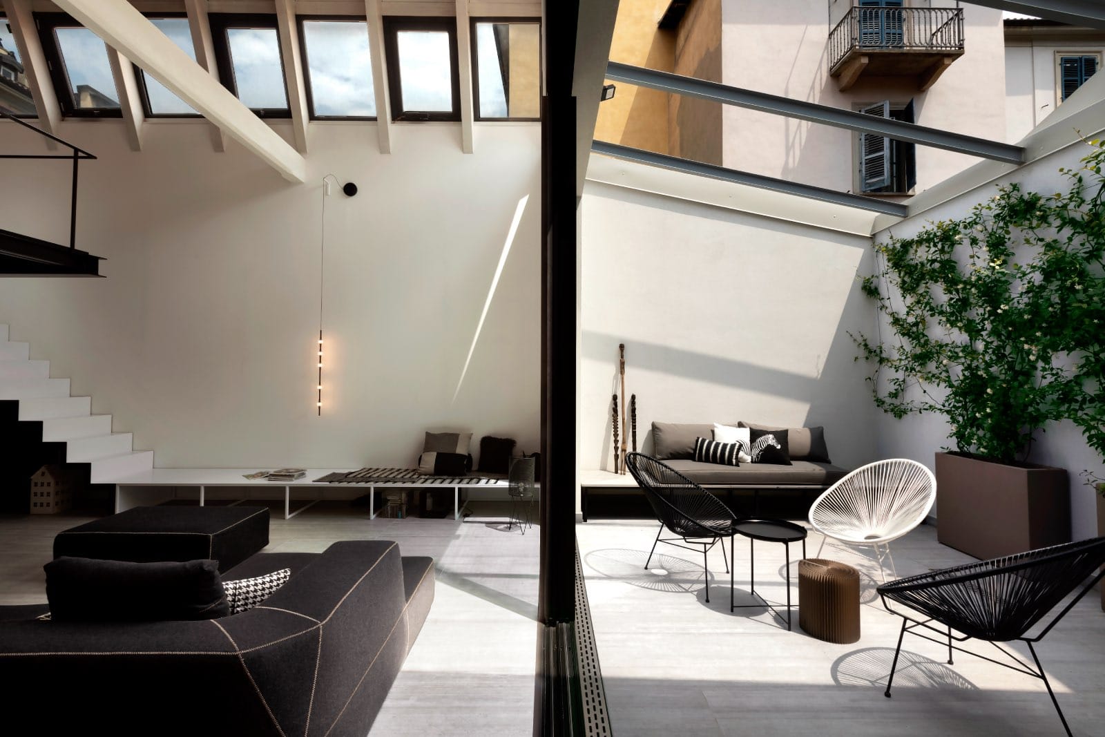 industrialny apartament typu loft łączący wnętrze i otoczenie z tarasem we Włoszech.