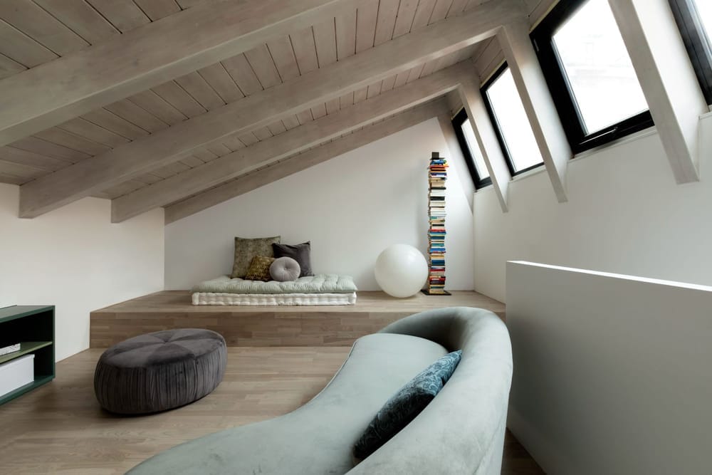 loft de estilo industrial moderno com mezanino e sala de estar