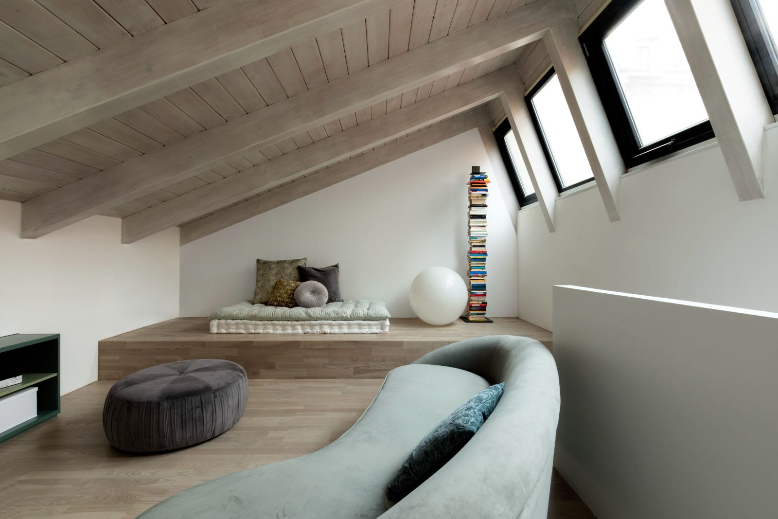 loft de estilo industrial moderno con altillo y sala de estar