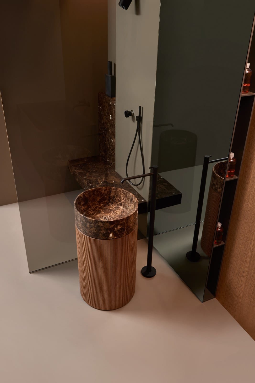 lavabo con pedestal con grifo de antoniolupi en cuarto de baño moderno de lujo 
