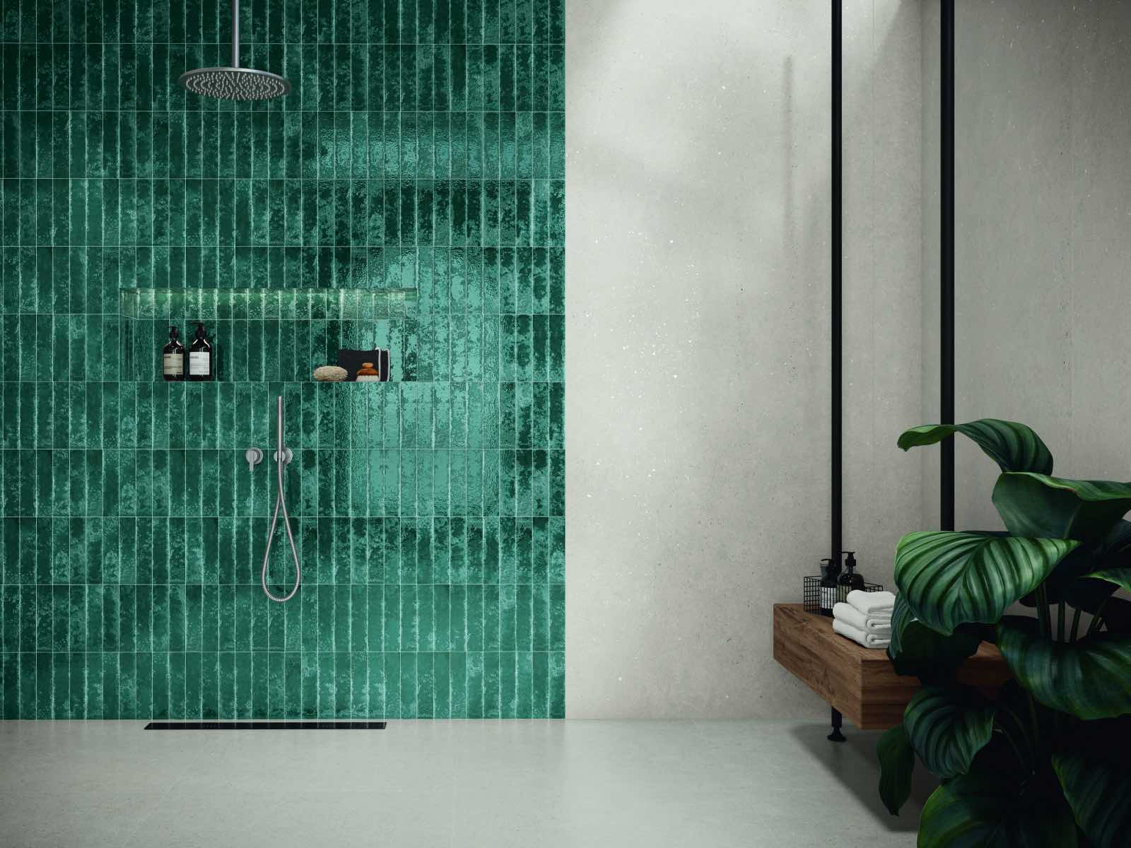 baño con azulejos verdes