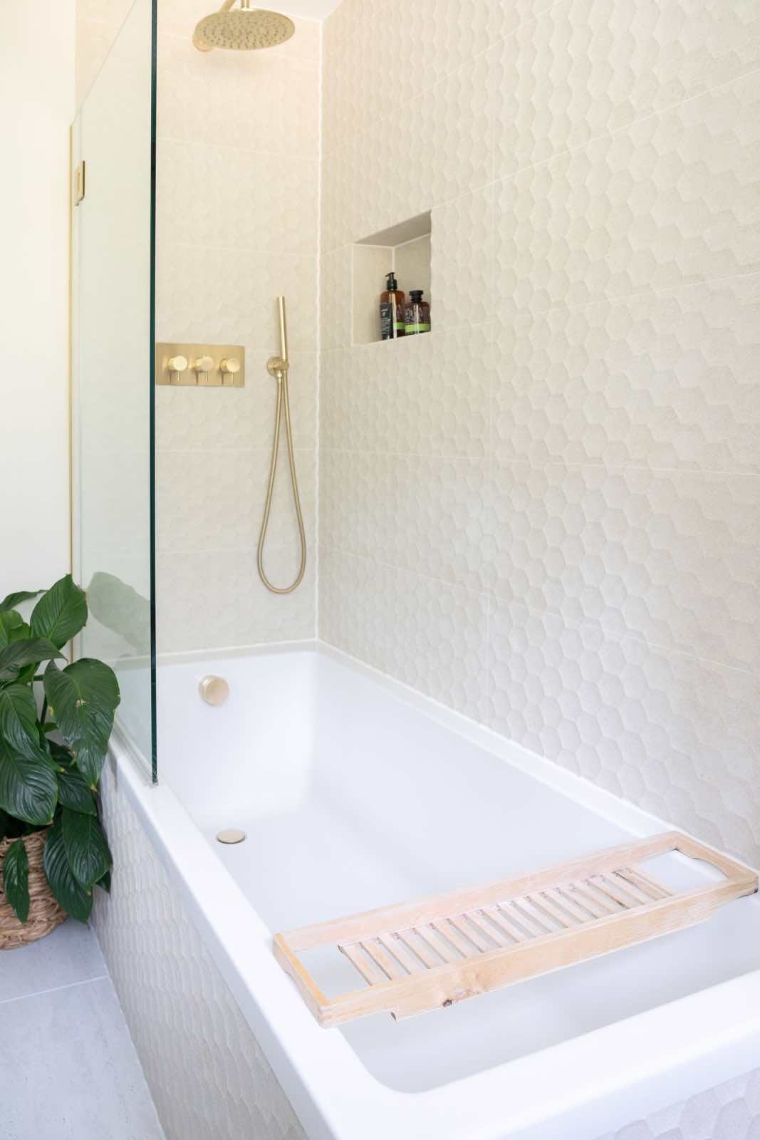 diseño de baño blanco moderno con bañera