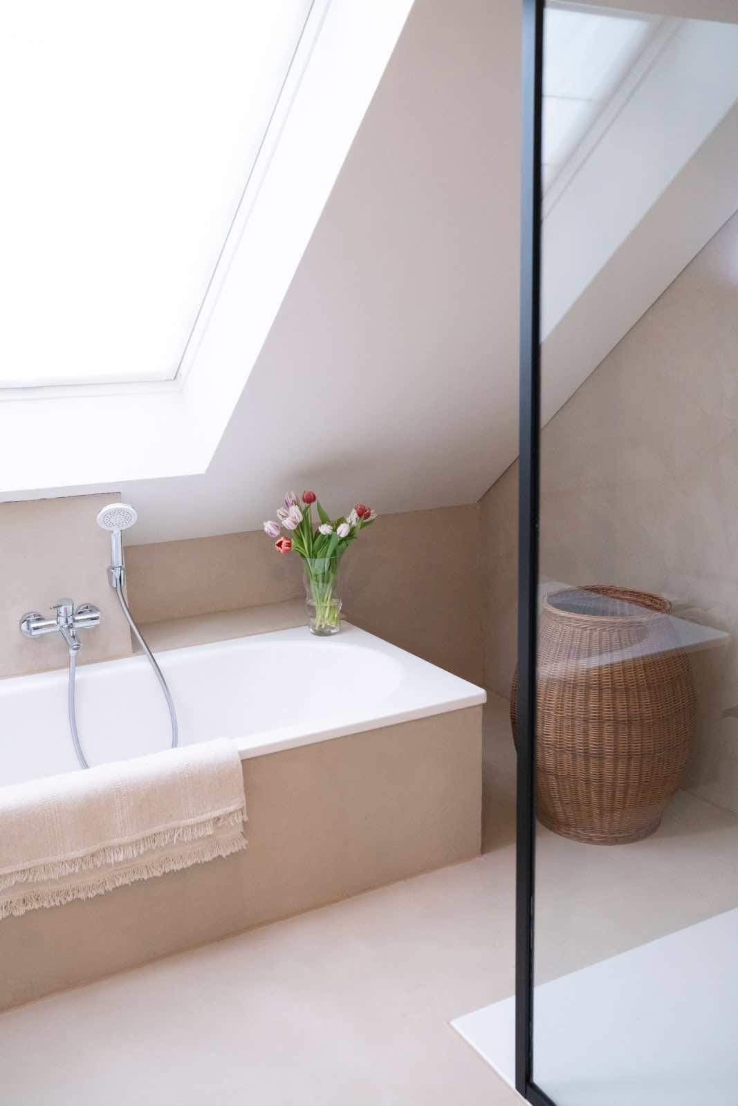 baño moderno 2024 de diseño con ducha y mampara de ducha minimalista