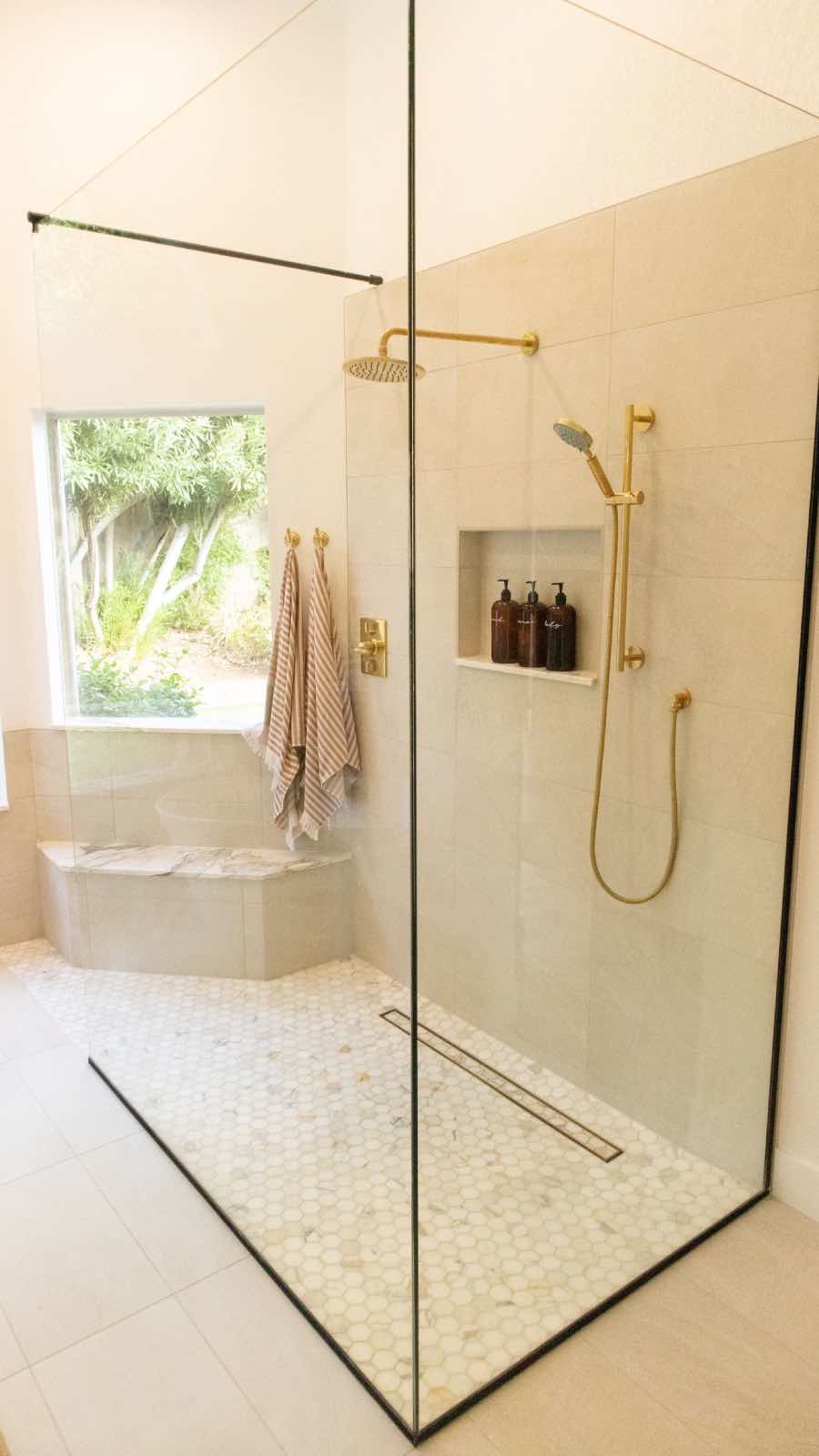 ducha moderna con mampara en baño moderno 2024