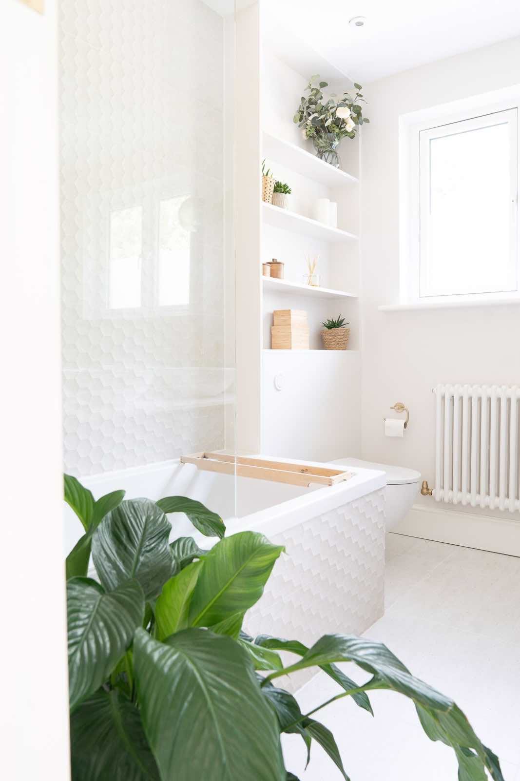 diseño de baño moderno blanco con bañera y planta
