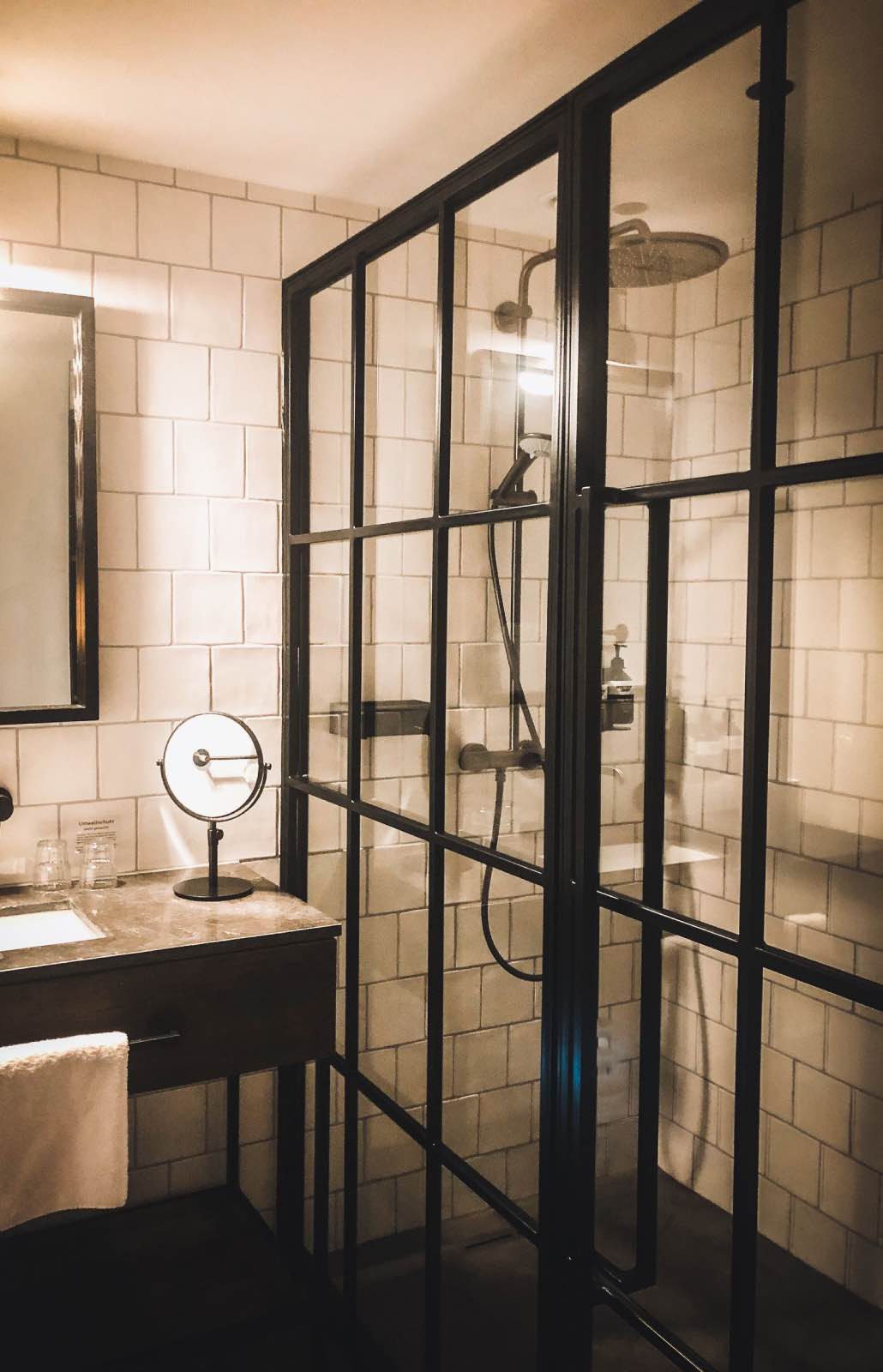 cuarto de baño moderno con ducha de estilo industrial negro