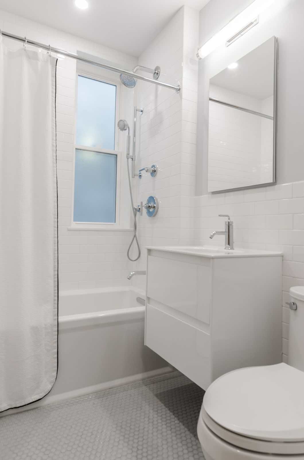 diseño de baño sencillo moderno blanco