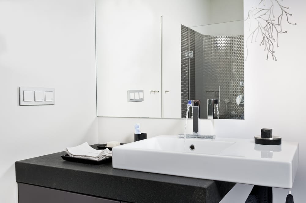 banheiro preto e branco moderno