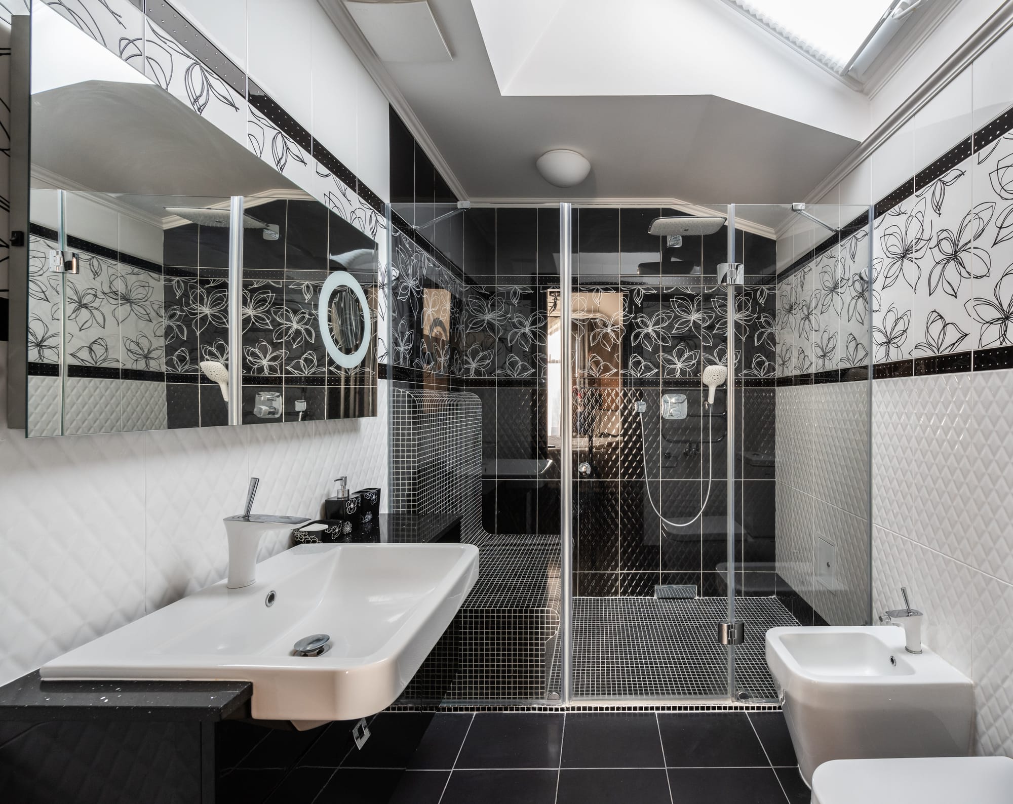 banheiro preto e branco moderno com design floral nos azulejos da parede