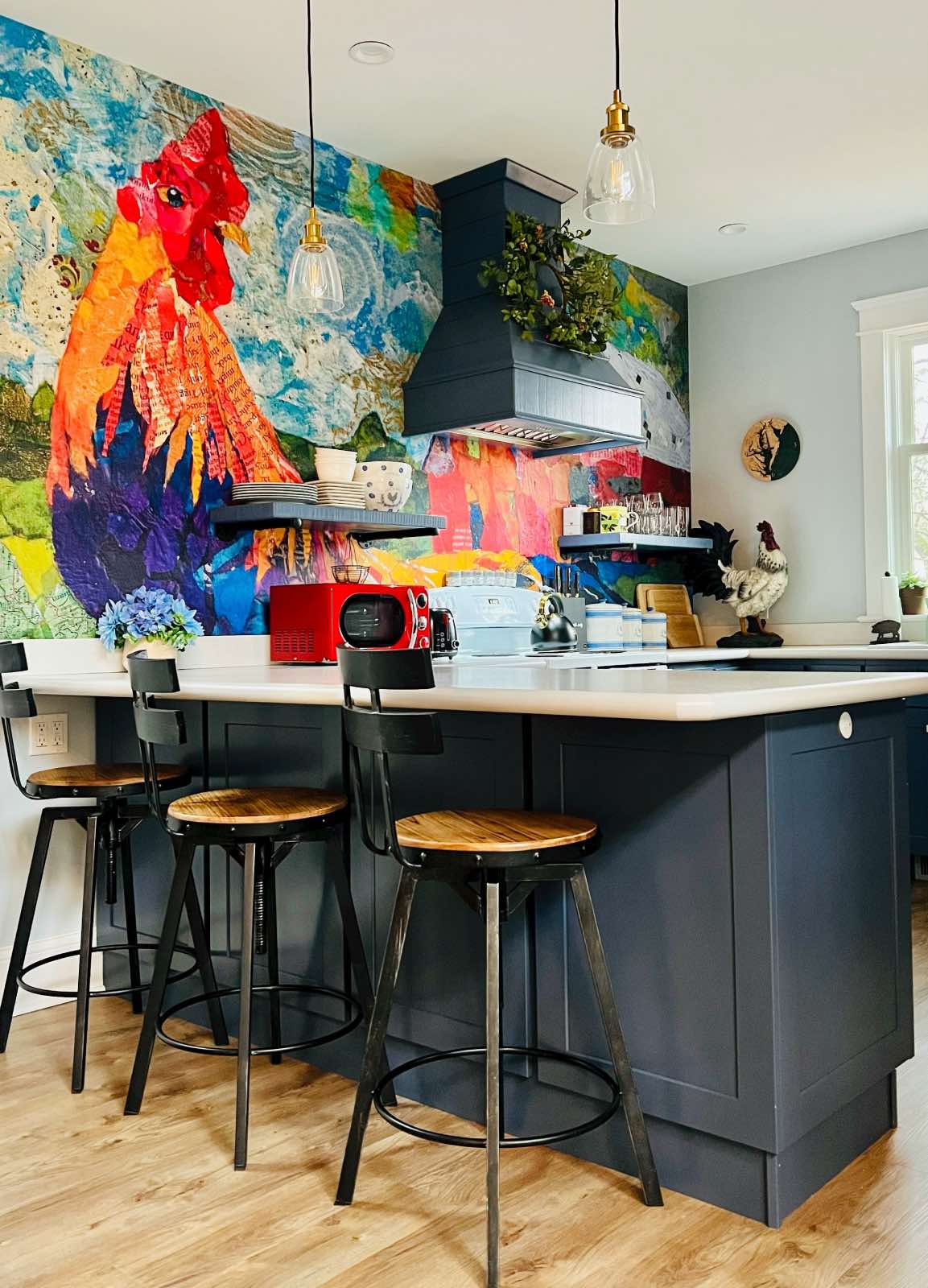 cocina con barra americana de colores con arte mural