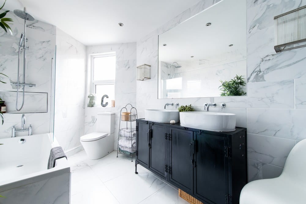 bagno moderno con pareti in marmo bianco