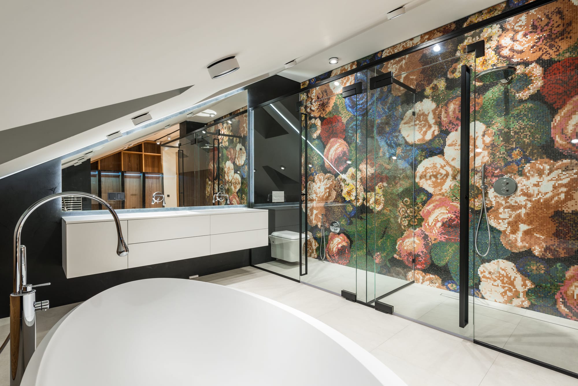 Banheiro luxuoso com mosaico floral