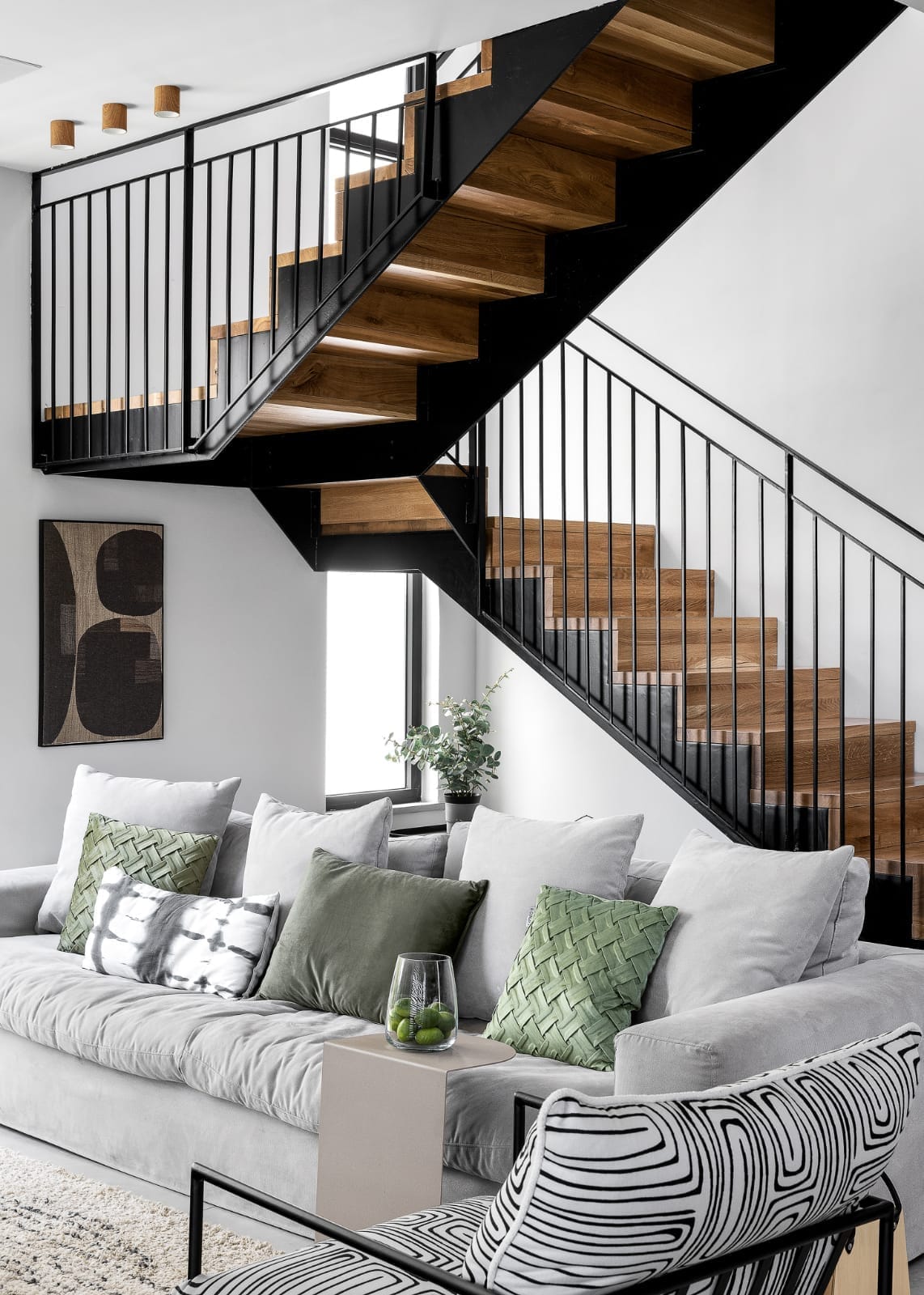 sala de estar moderna industrial con escalera de hierro sofá cómodo