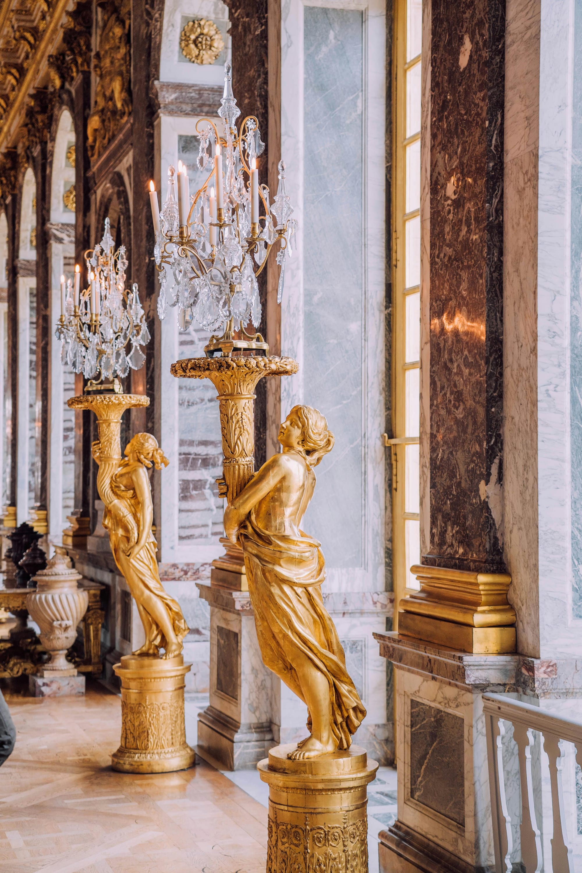 Esculturas dentro do Palácio de versalhes na França.