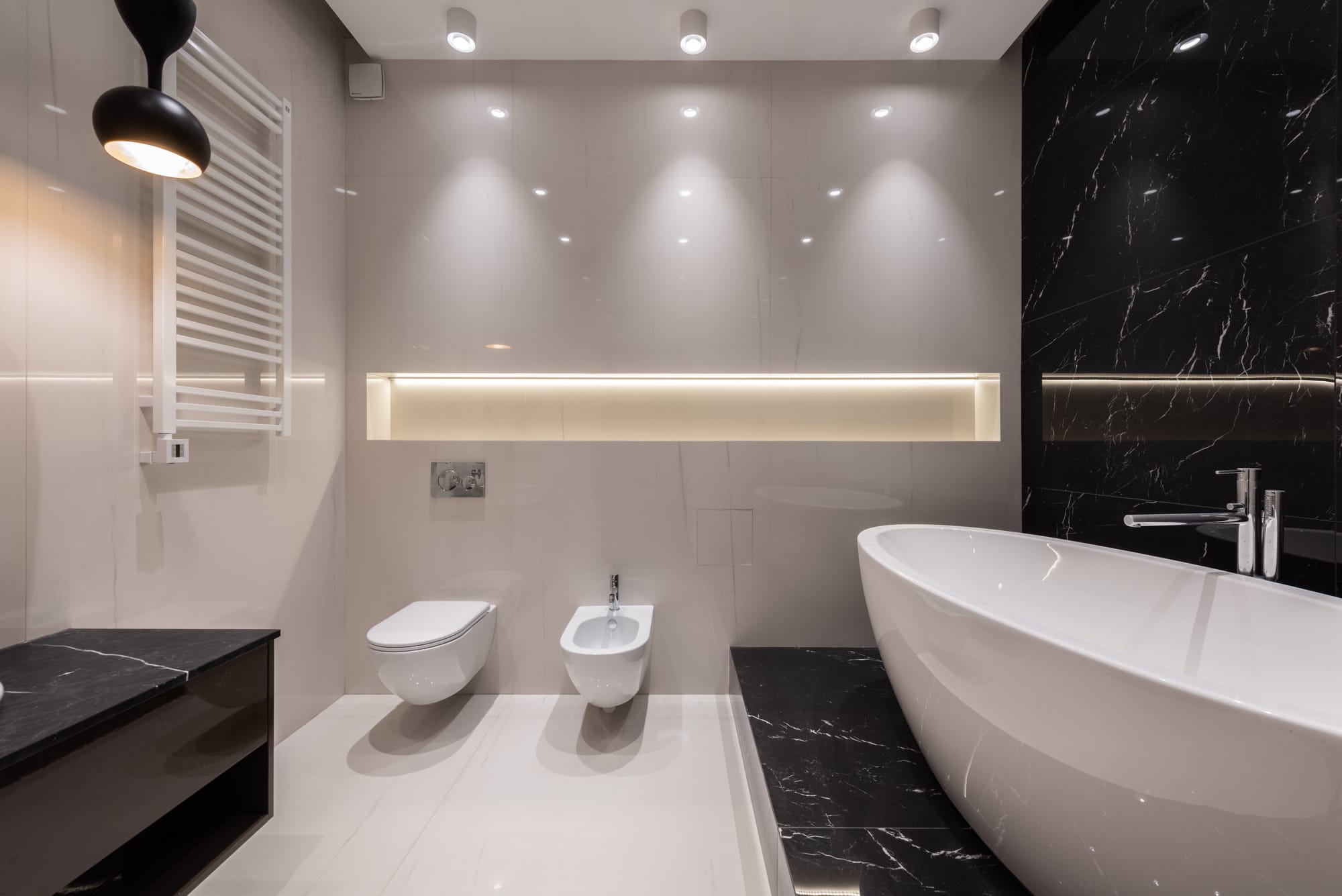 banheiro preto e branco com nicho embutido e iluminação de led