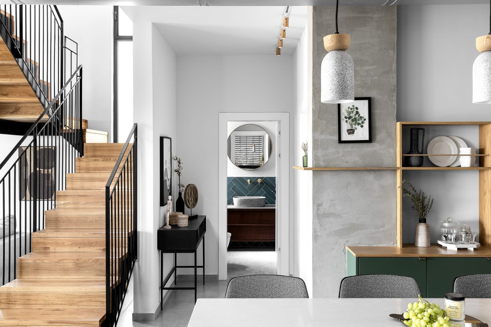 casa moderna de estilo industrial con cocina verde y escalera de madera