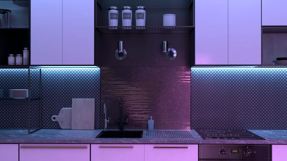 ruban LED violet dans une cuisine