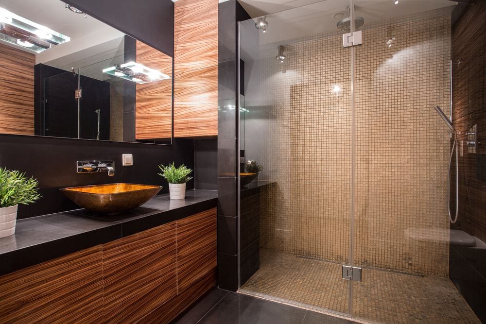 Badezimmer mit Mosaik-Duschwand in warmen Farben