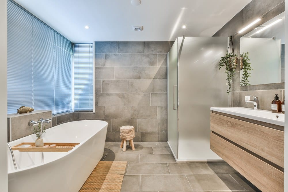 Jasne eleganckie wnętrze łazienki w luksusowym domu
