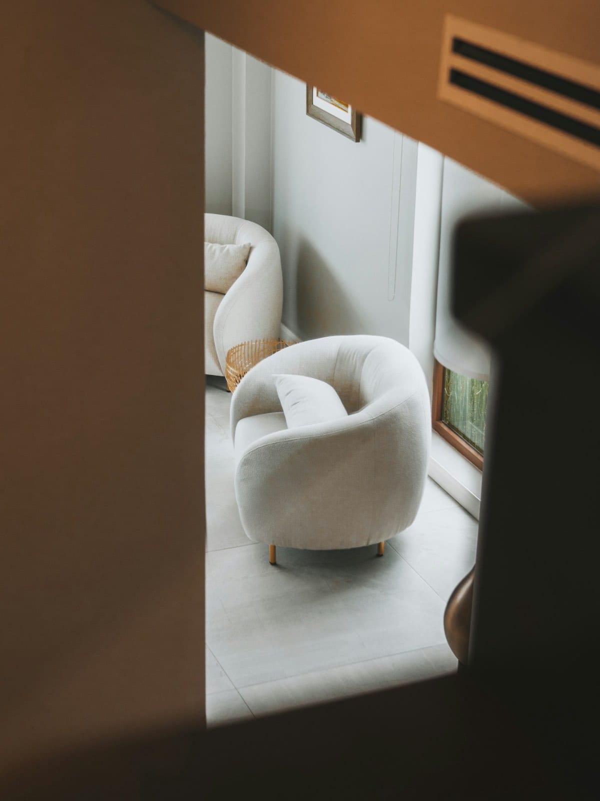 sillones blancos modernos en rincón de lectura en casa