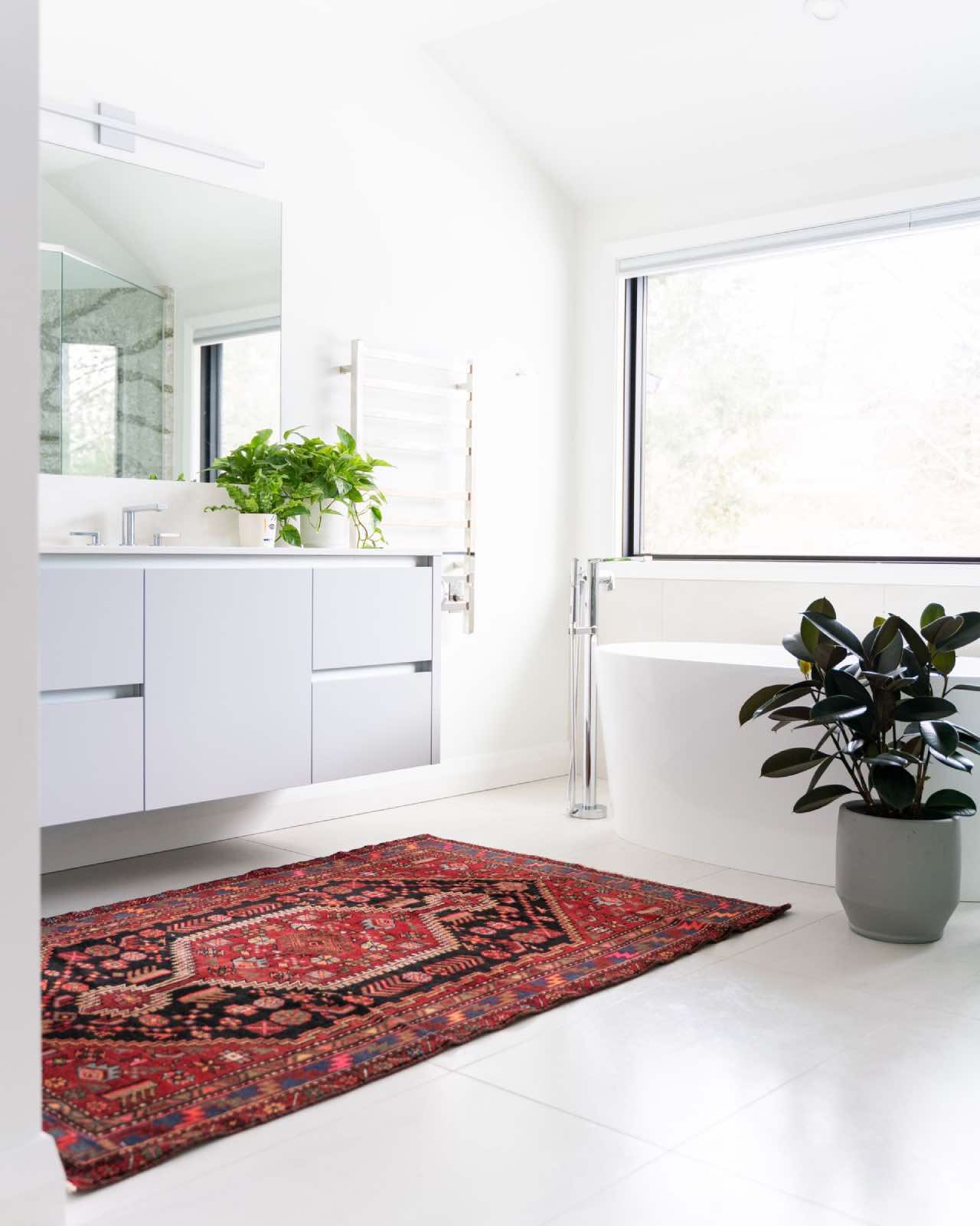 baño moderno blanco minimalista con alfombra roja