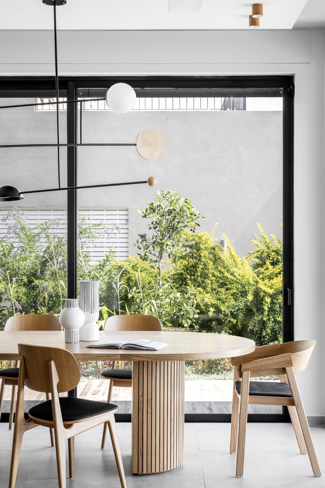 comedor moderno con muebles de madera y ventanales