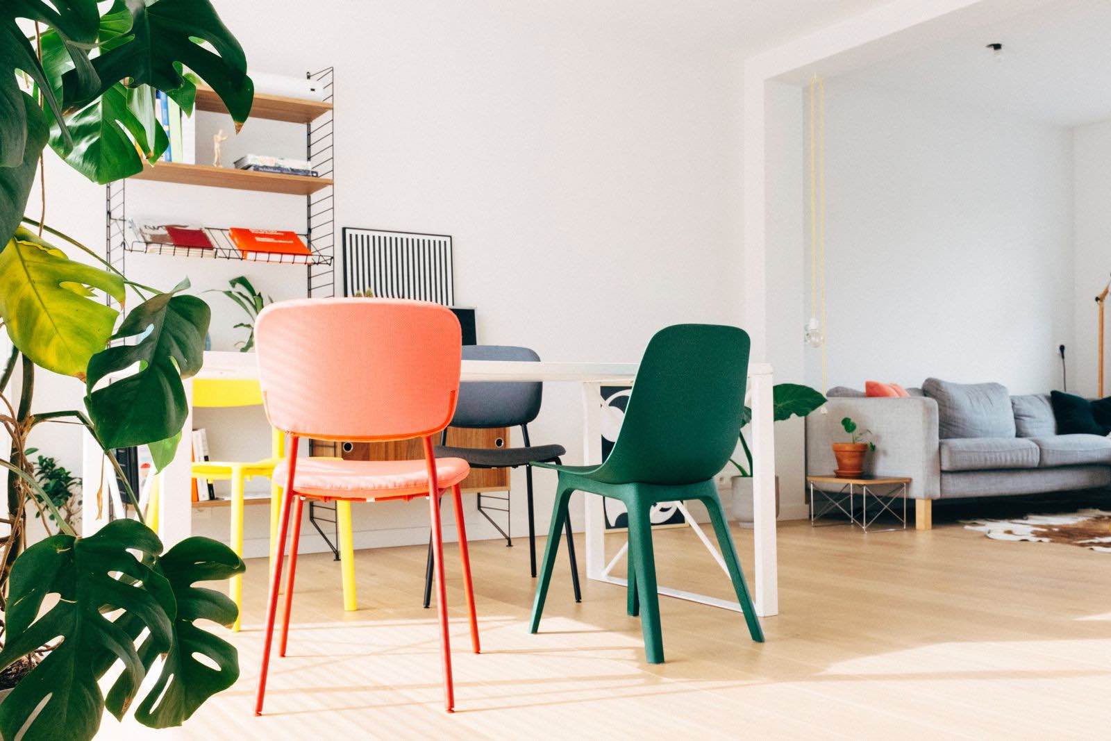diseño de interiores de comedor con muebles de colores