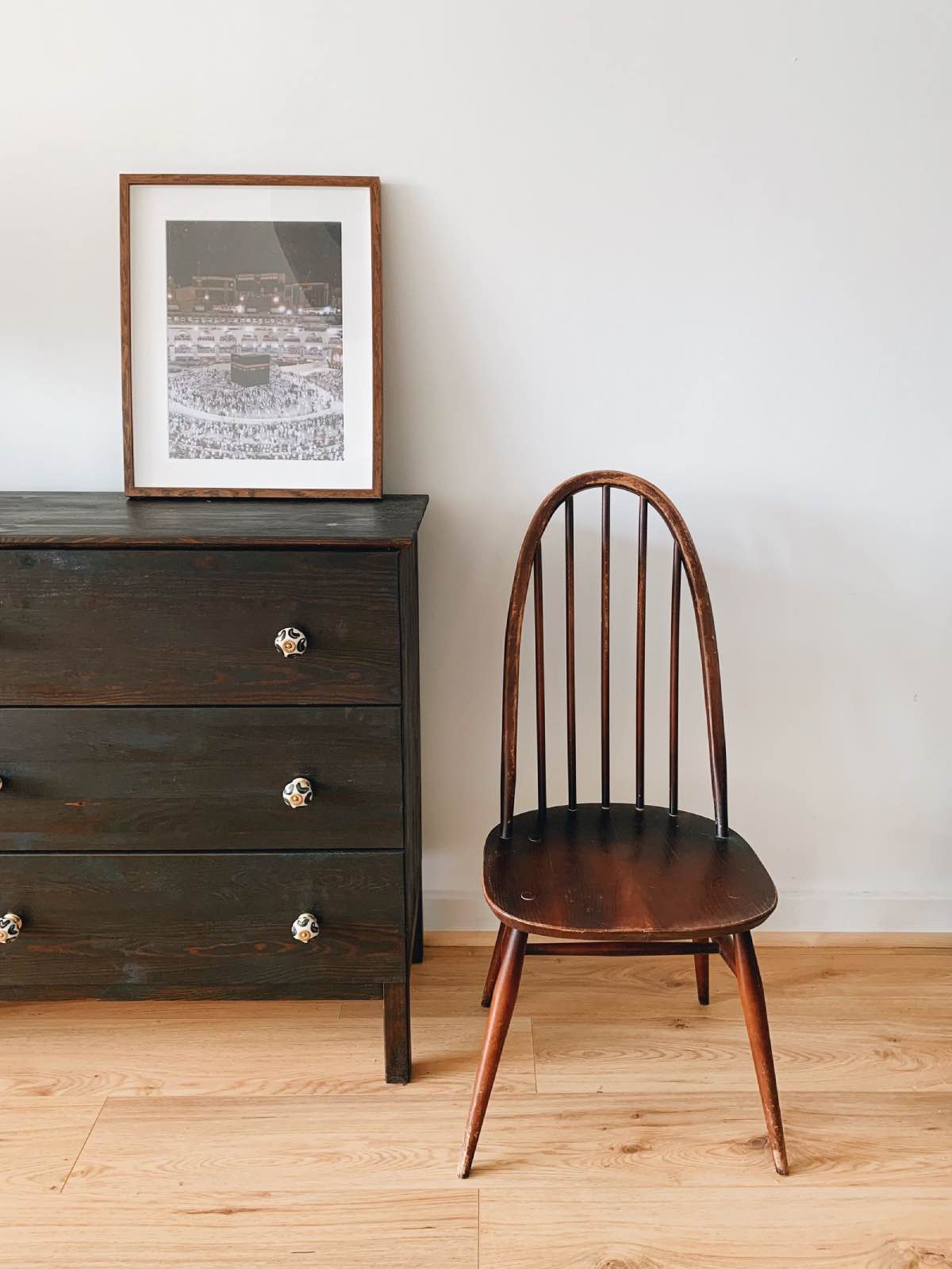 muebles de madera de segunda mano: silla y cómoda