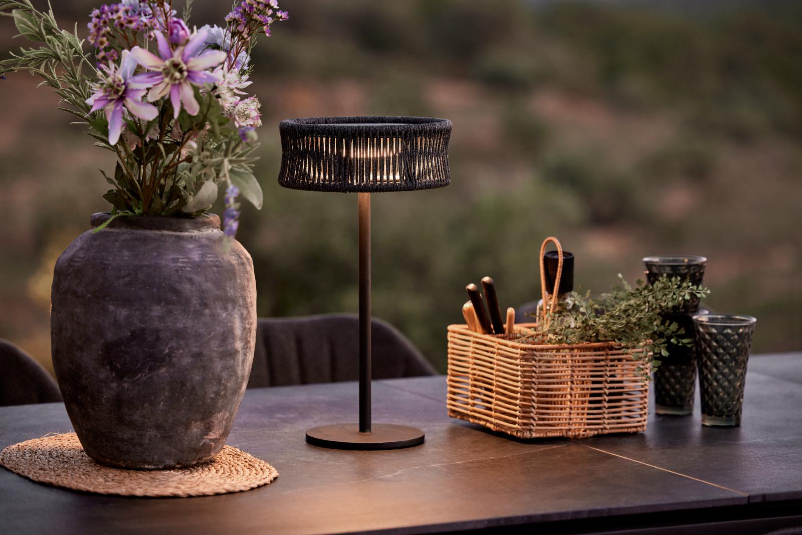 lámpara de exterior sobre mesa de comedor de jardín,muebles de jardín de tendencia 2024