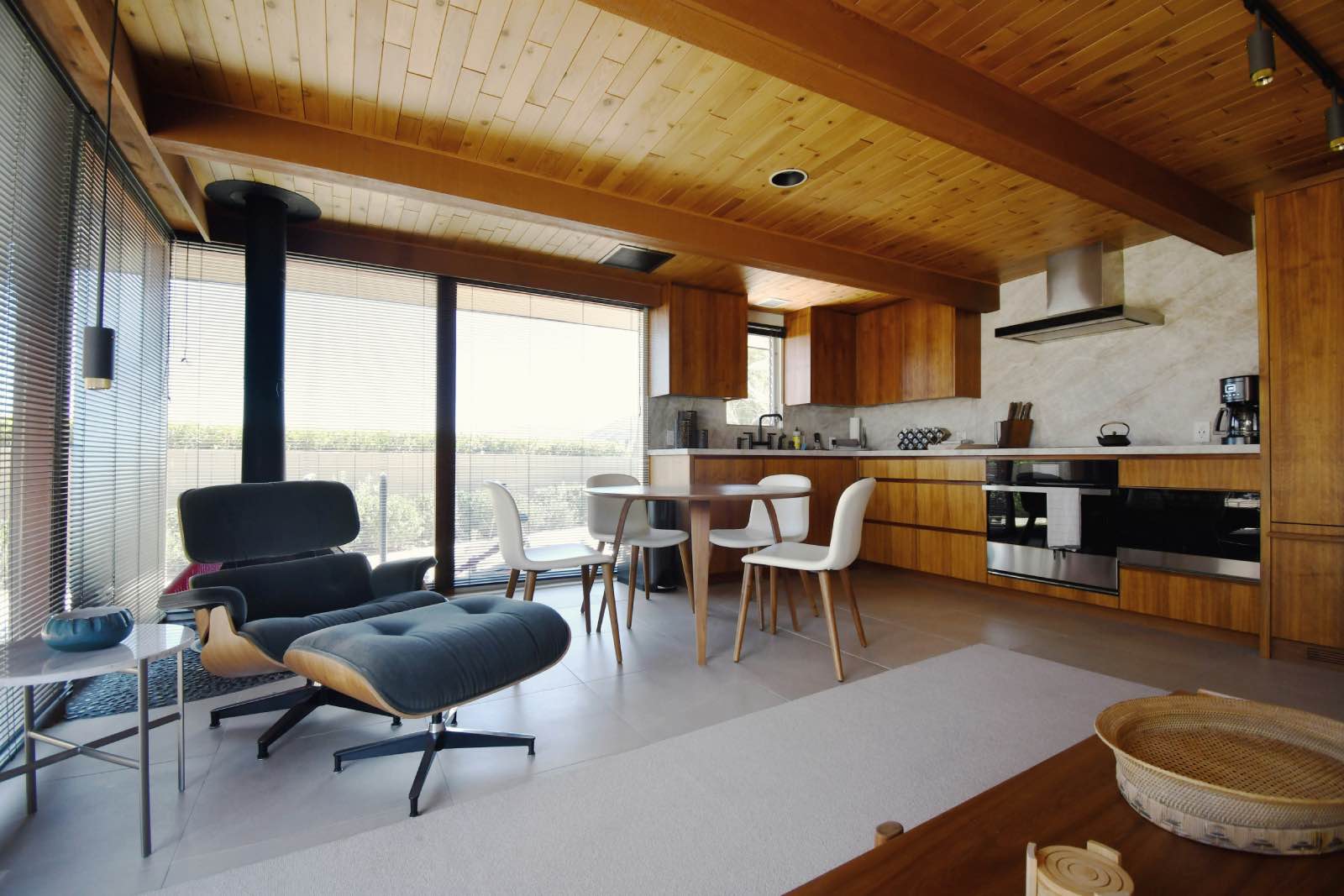 apartamento estudio con cocina de madera moderna, sillón y comedor