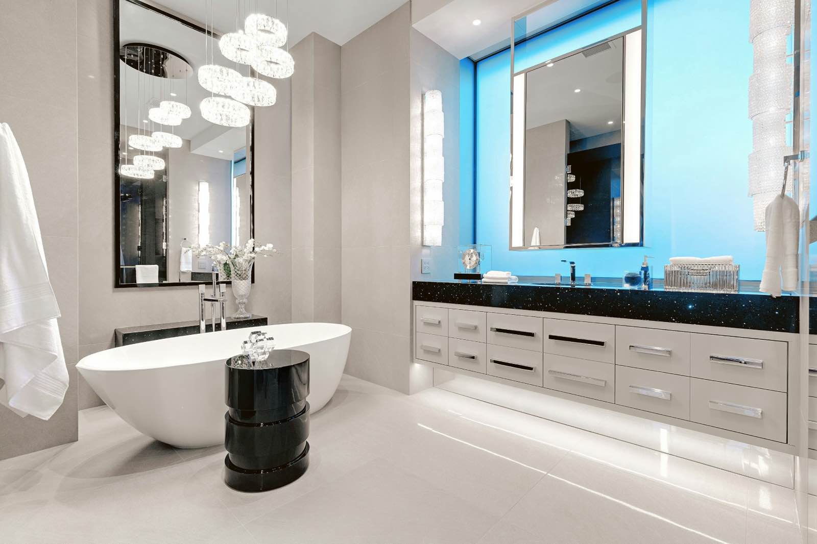 baño blanco y negro grande glamuroso con bañera blanco y espejo