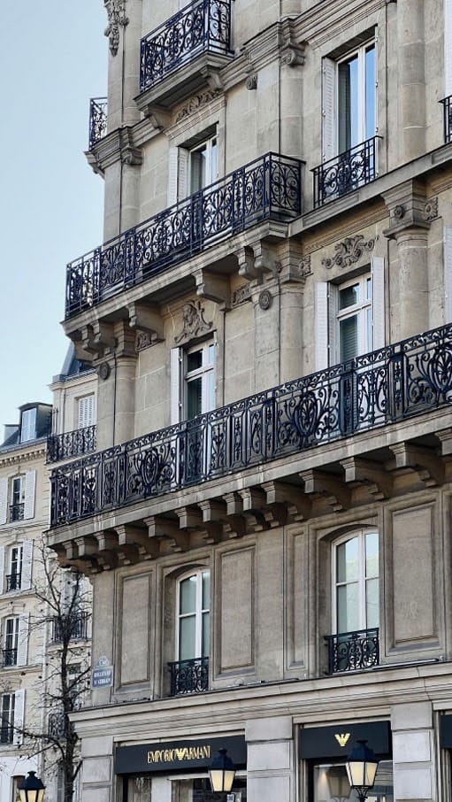  arquitectura haussmaniana edificio de piedra en Paríscon ventanales y balcones