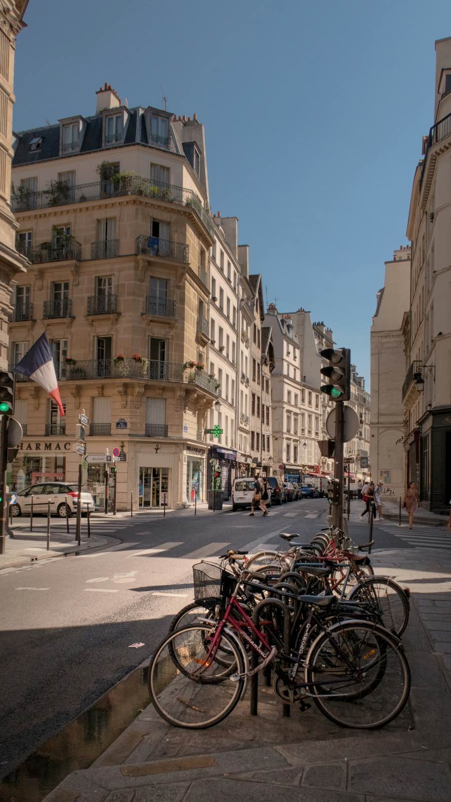 calle parisina, arquitectura haussmaniana, edificios de piedra