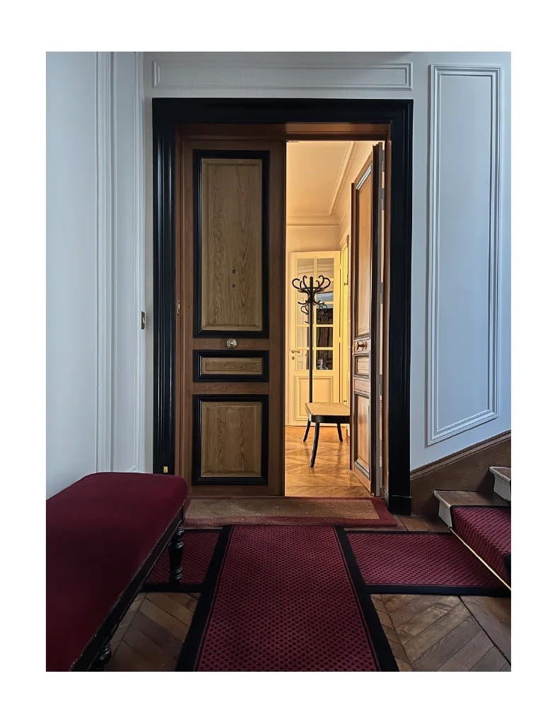 puerta a apartamento clásico en París, arquitectura Haussman